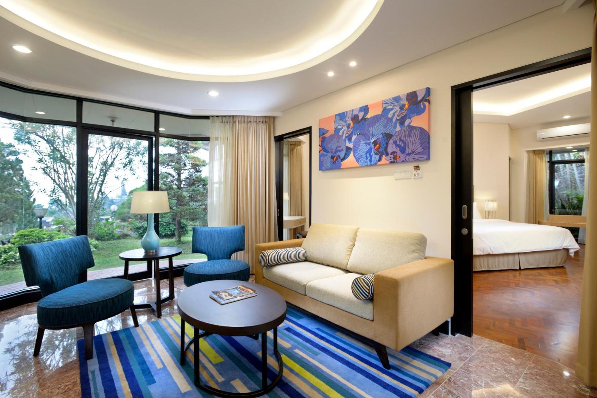 Surya Hotel & Cottages Prigen エクステリア 写真