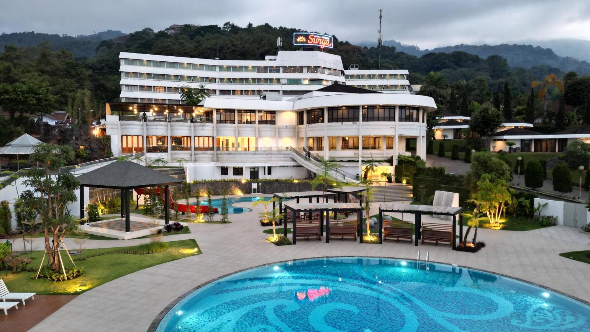 Surya Hotel & Cottages Prigen エクステリア 写真