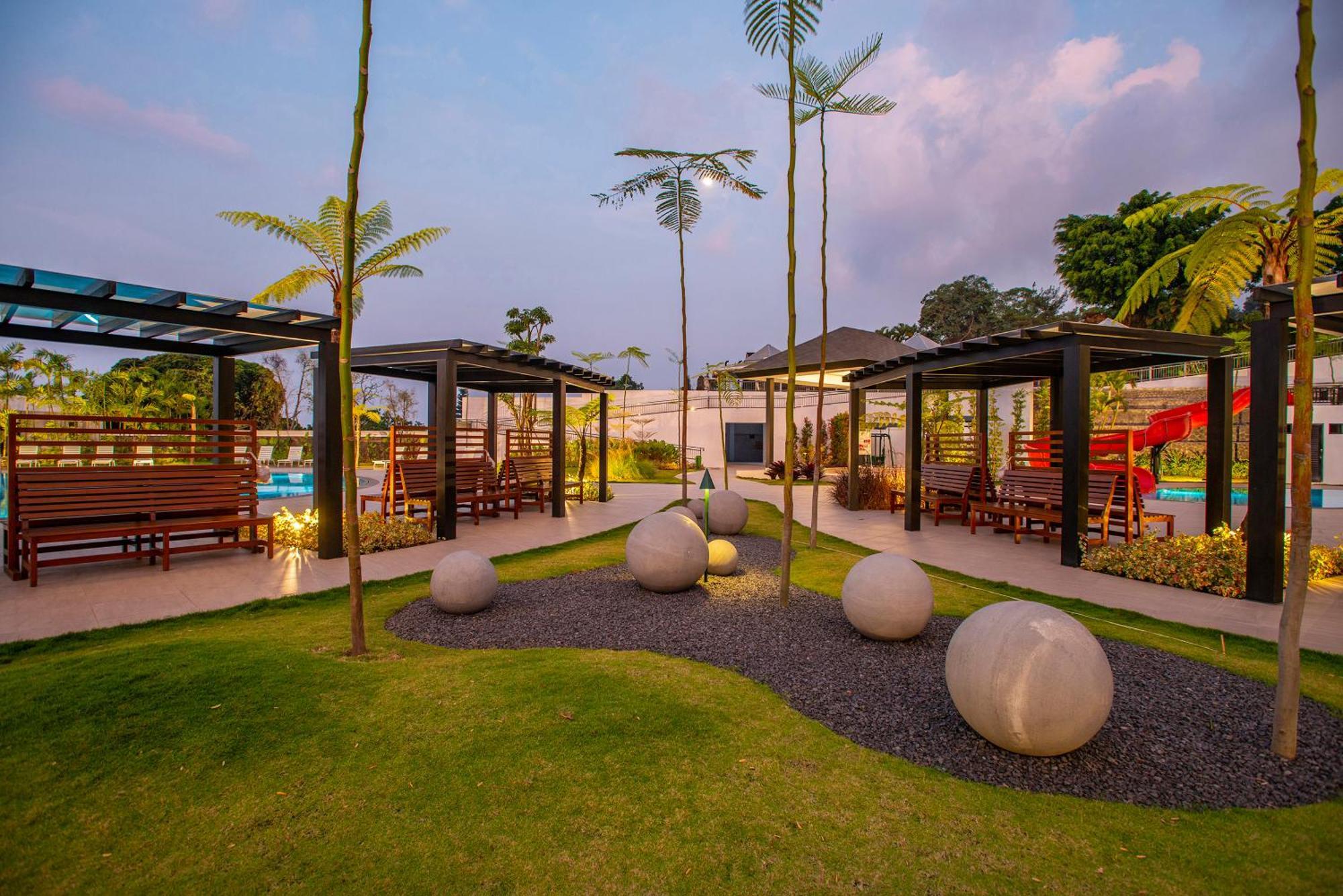 Surya Hotel & Cottages Prigen エクステリア 写真