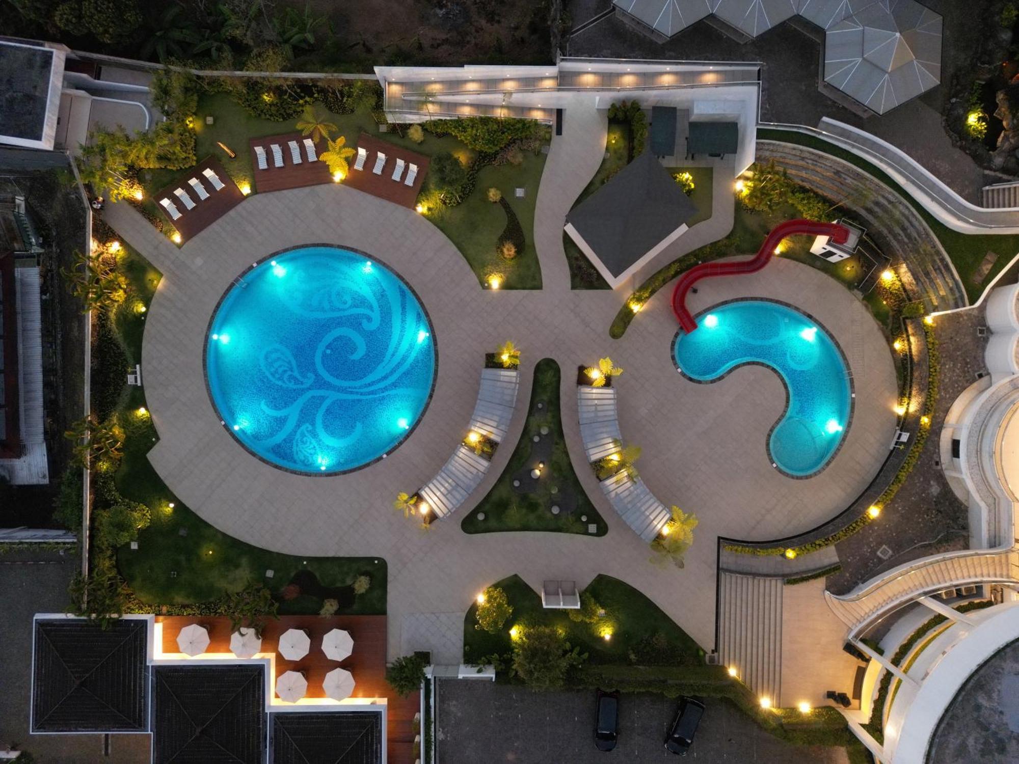 Surya Hotel & Cottages Prigen エクステリア 写真