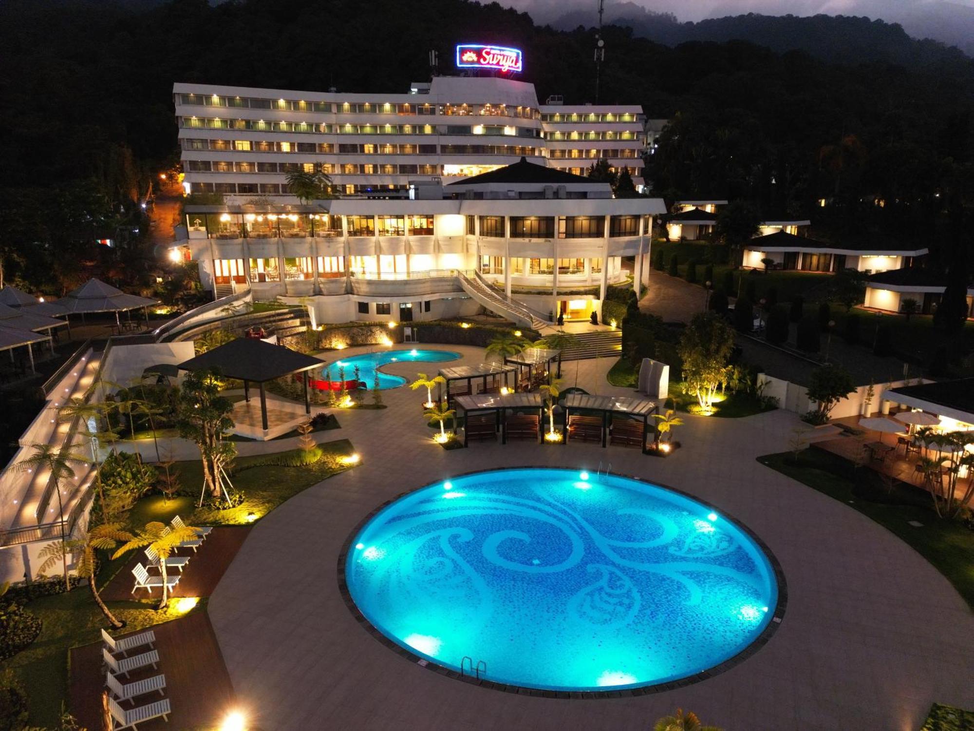 Surya Hotel & Cottages Prigen エクステリア 写真