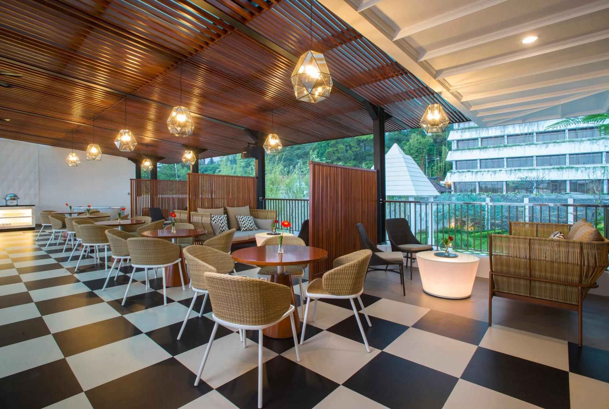 Surya Hotel & Cottages Prigen エクステリア 写真