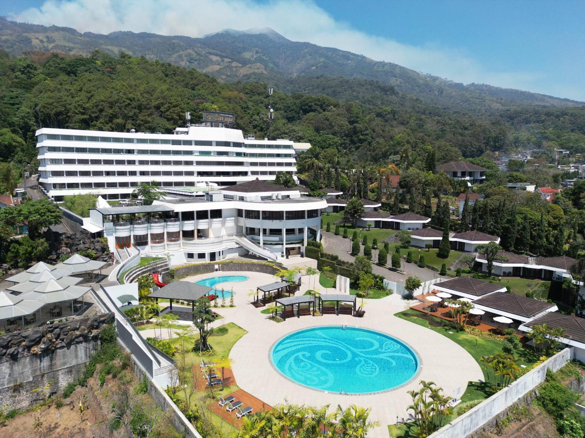 Surya Hotel & Cottages Prigen エクステリア 写真
