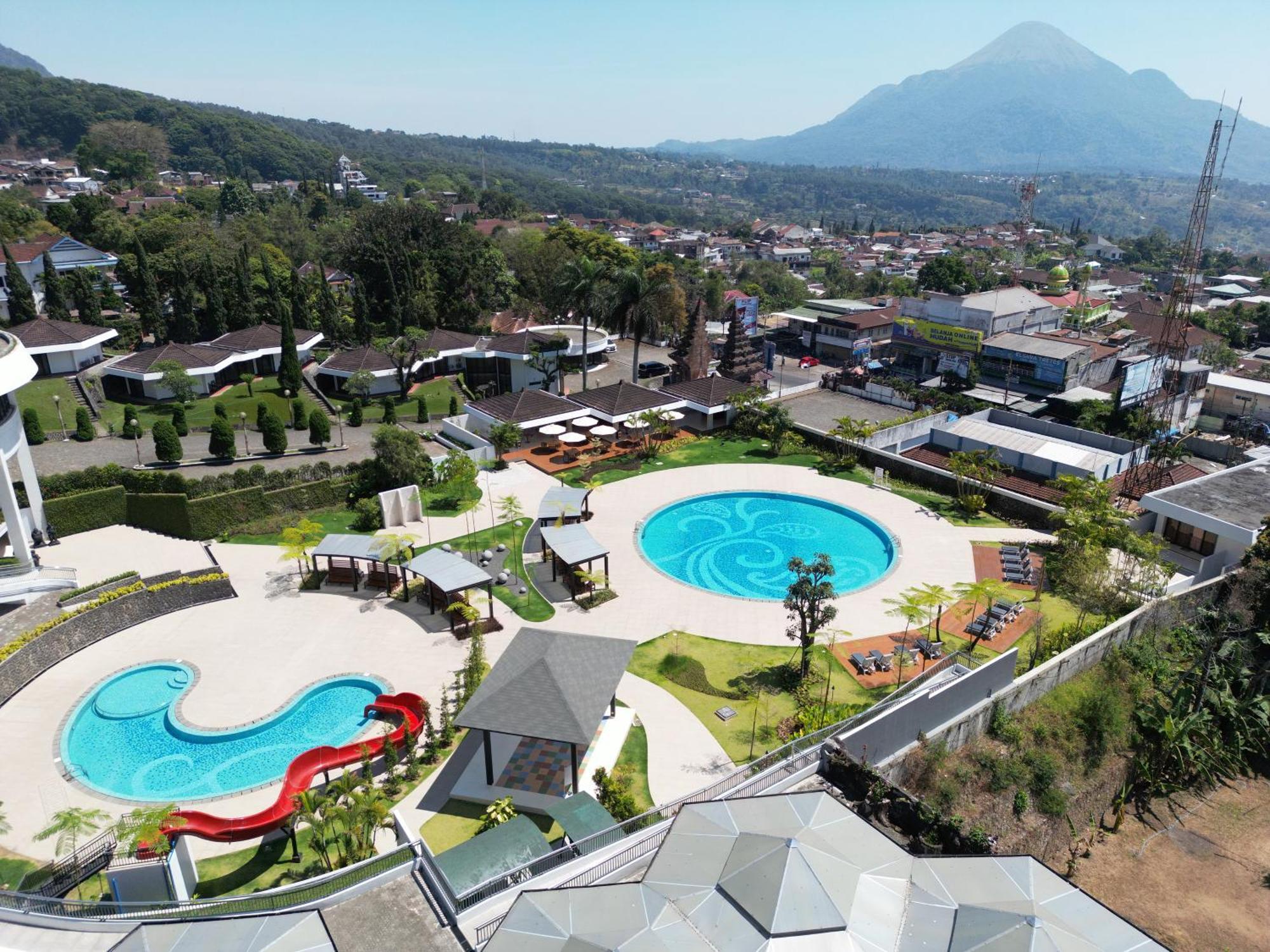 Surya Hotel & Cottages Prigen エクステリア 写真
