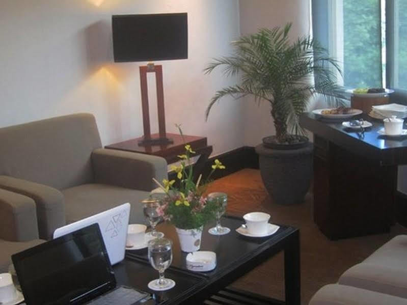 Surya Hotel & Cottages Prigen エクステリア 写真