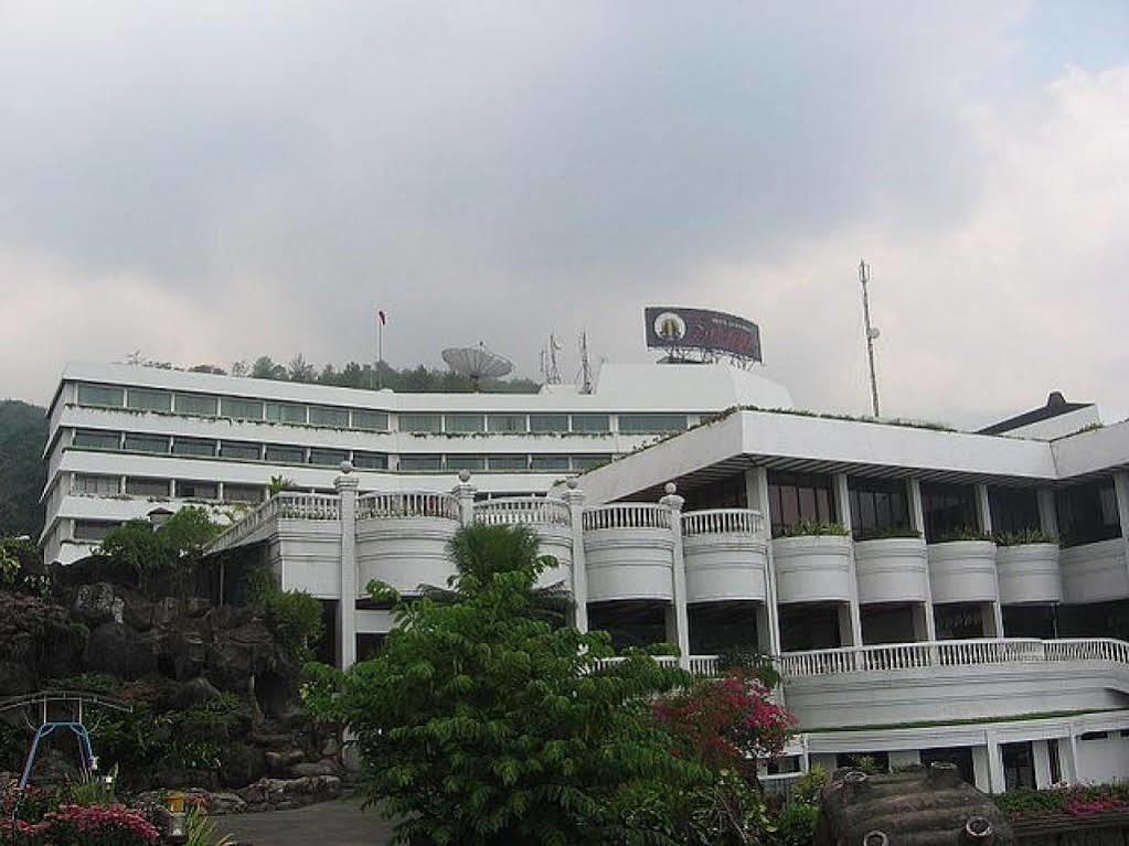 Surya Hotel & Cottages Prigen エクステリア 写真